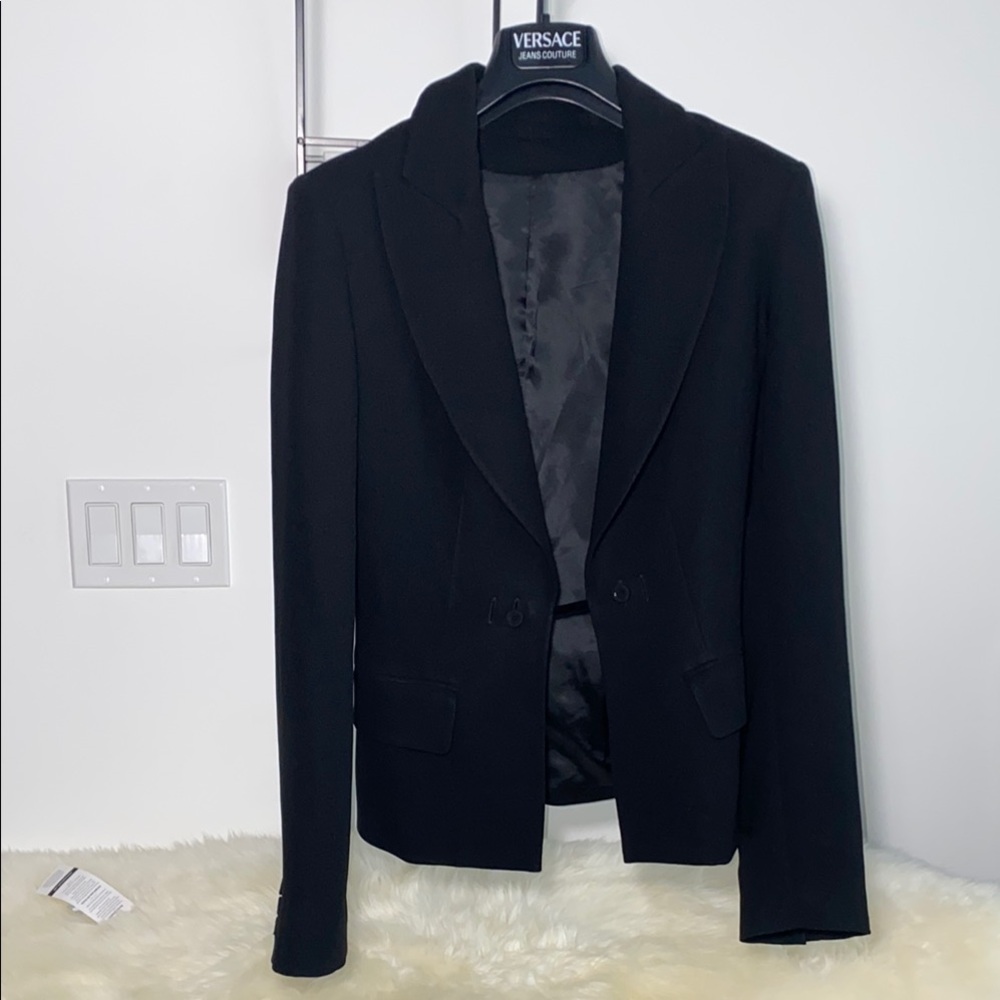 Elegant Black Suit Jacket with Tailored Silhouette